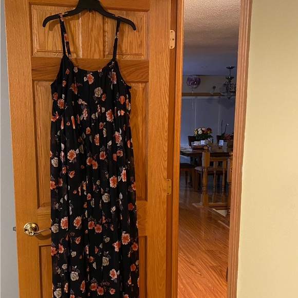 Like New! TORRID BLACK FLORAL PLEATED CHIFFON MAXI DRESS! Size 2X - Picture 7 of 11